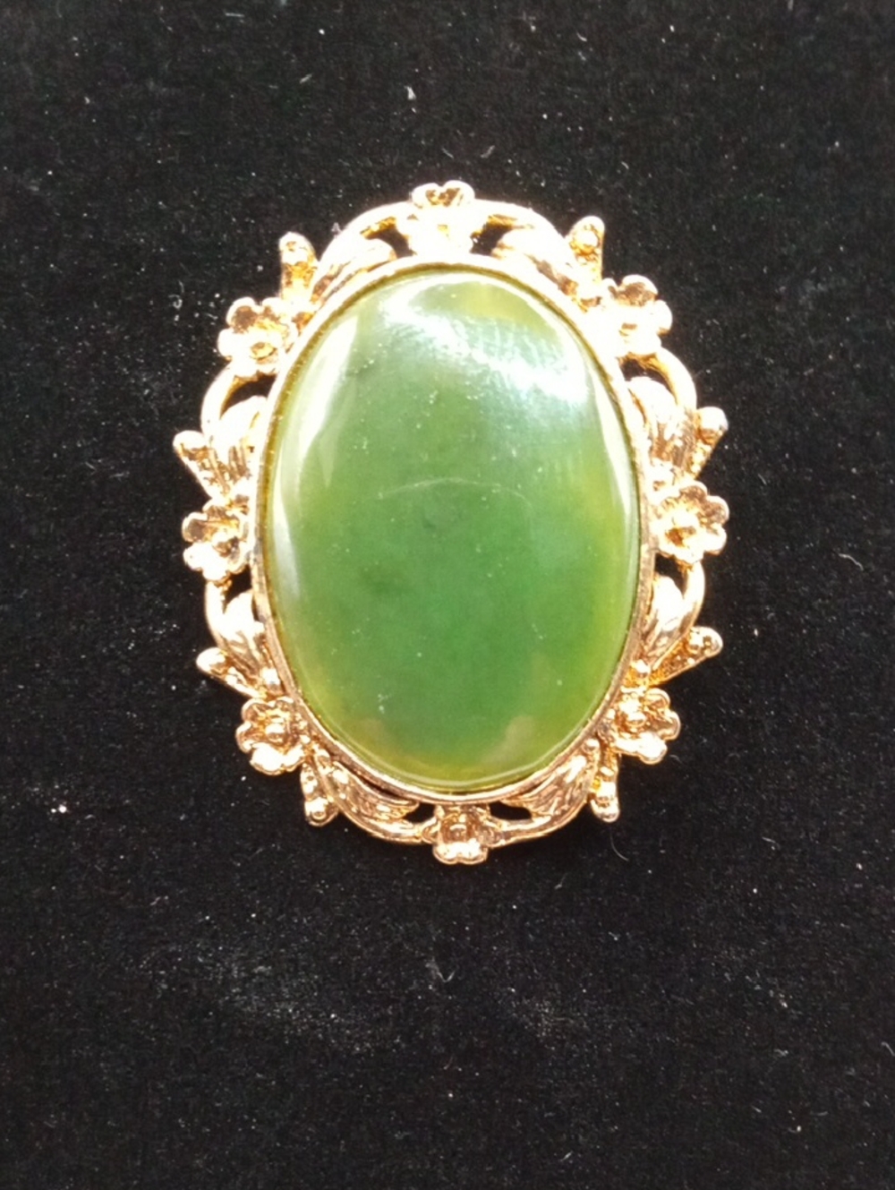 Gold-Plated Canadian Jade Oval Statement Brooch Or Pendent Women's Jewelry